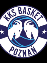 Logotyp Enea Basket Poznań - 2 białe kozły naprzeciwko siebie umieszczone w niebiesko-granatowej piłce. Na biało-niebieskim obramowaniu nazwa klubu