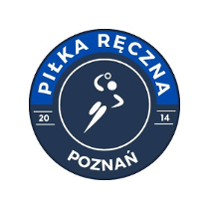 Logotyp Enei Piłki Ręcznej Poznań - granatowy logotyp z białym symbolem piłkarza ręcznego w środku. Dookoła napis Piłka Ręczna na niebieskim tle oraz na dole napis Poznań, po bokach data 2014
