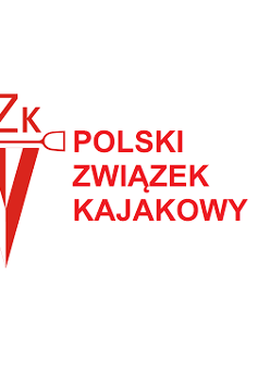 Logotyp Polskiego Związku Kajakowego - po lewej biało-czerwony herb z wiosłem w takim kolorze i skrótem nazwy powyżej. Po prawej czerwona nazwa związku