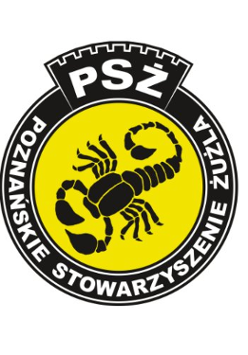 Logotyp PSŻ Poznań - w środku czarny skorpion na żółtym tle. Wokół czarne obramowanie z białymi napisami na górze PSŻ, a poniżej Poznańskie Stowarzyszenie Żużla