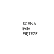 logotyp: na białym tle trzy wyrazy jeden pod drugim: SCENA NA PIĘTRZE