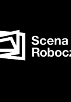 Logotyp teatru. Na czarnym tle po lewej stronie grafiki znajdują się trzy figury geometryczne nachodzące na siebie - dwa prostotokąty i jeden trapez. Po prawej stronie biały napis Scena Robocza