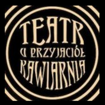 Logotyp teatru. Na czarnym tle jasne liery z wyrazami teatr u przyjaciół kawiarnia ułożone w trzech rzędach, wokół liter okrąg w tym samym kolorze i widoczne fragmenty kolejnych dalszych okręgów.