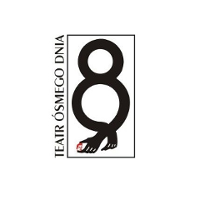 Logo Tatru Ósmego Dnia - na białym tle czarny napis - nazwa Teatru oraz czarna ósemka, u dołu której są dwie dłonie.