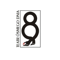 Logotyp Teatru: na białym tle czarna grafika - cyfra 8 z dłońmi u jej dołu, z lewej strony napis Teatr Ósmego Dnia.