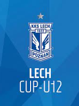Logotyp turnieju Lech Cup - na niebieskim tle jest biały napis Lech Cup U12, a także herb klubu z niebieską nazwą klubu i rokiem powstania, a także białymi i niebieskimi skrzydłami Hermesa