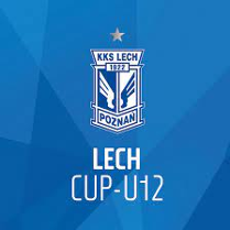 Logotyp turnieju Lech Cup - na niebieskim tle jest biały napis Lech Cup U12, a także herb klubu z niebieską nazwą klubu i rokiem powstania, a także białymi i niebieskimi skrzydłami Hermesa