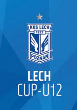 Logotyp turnieju Lech Cup - na niebieskim tle jest biały napis Lech Cup U12, a także herb klubu z niebieską nazwą klubu i rokiem powstania, a także białymi i niebieskimi skrzydłami Hermesa