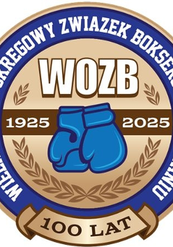 Logotyp Wielkopolskiego Okręgowego Związku Bokserskiego - w złotym środku niebieski rękawice, liśc laurowy i daty 1925 i 2025, oraz biała nazwa związku na niebieskim tle
