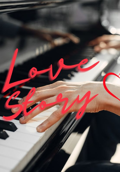 Dłonie grające na czarnym fortepianie. Na pierwszym planie czerwony napis "Love story" i rysunek serca.