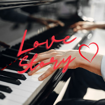 Zdjęcie dłoni grających na fortepianie, czerwony napis love story i czerwone serce.