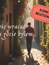 Zdjęcie, w świetle słońca mężczyzna spaceruje miejską, wąską uliczką. Po murach kamieniczek pną się rośliny. Na zdjęciu napis: Lubię wracać tam gdzie byłem, koncert biletowny.