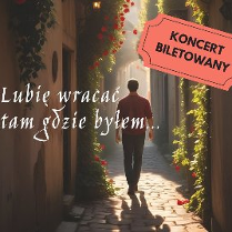 Zdjęcie, w świetle słońca mężczyzna spaceruje miejską, wąską uliczką. Po murach kamieniczek pną się rośliny. Na zdjęciu napis: Lubię wracać tam gdzie byłem, koncert biletowny.