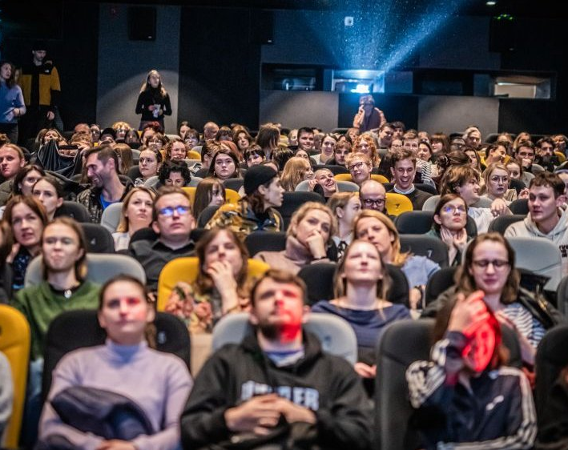 Ludzie siedzący w kinie.
