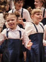 Dziewcznki śpiewające w chórku.