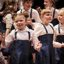 Dziewcznki śpiewające w chórku.