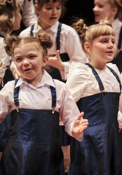 Dziewcznki śpiewające w chórku.