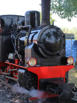 Zdjęcie, parowóz na torach.