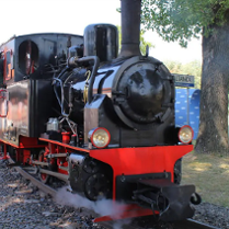 Zdjęcie, parowóz na torach.