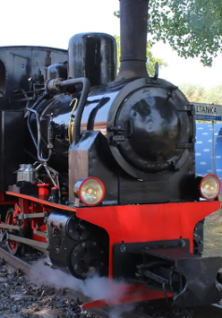 Zdjęcie, parowóz na torach.