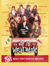 Plakat przedstawienia pod tytułem Mały fiat, wielka miłość, na którym zdjęcia wielu aktorów i aktorek ukazano nad maską czerwonego fiata 126p.