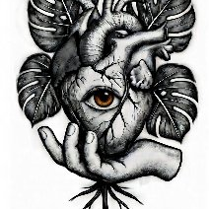 Surrealistyczna ilustracja serca z pęknięciami i zielonym okiem pośrodku, otoczona liśćmi i dłońmi w czarno-białej stylistyce.