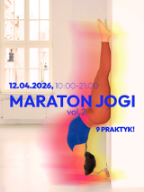 Plakat promujący "Maraton Jogi vol. 2", który odbędzie się 12 kwietnia 2026 roku w godzinach 10:00-21:00. Grafika przedstawia postać wykonującą stanie na przedramionach przy ścianie w jasnym, minimalistycznym wnętrzu z dużym oknem. Centralny napis informuje o programie obejmującym 9 praktyk, a sylwetka joginki otoczona jest kolorową, rozmazaną poświatą.