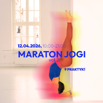 Plakat promujący "Maraton Jogi vol. 2", który odbędzie się 12 kwietnia 2026 roku w godzinach 10:00-21:00. Grafika przedstawia postać wykonującą stanie na przedramionach przy ścianie w jasnym, minimalistycznym wnętrzu z dużym oknem. Centralny napis informuje o programie obejmującym 9 praktyk, a sylwetka joginki otoczona jest kolorową, rozmazaną poświatą.