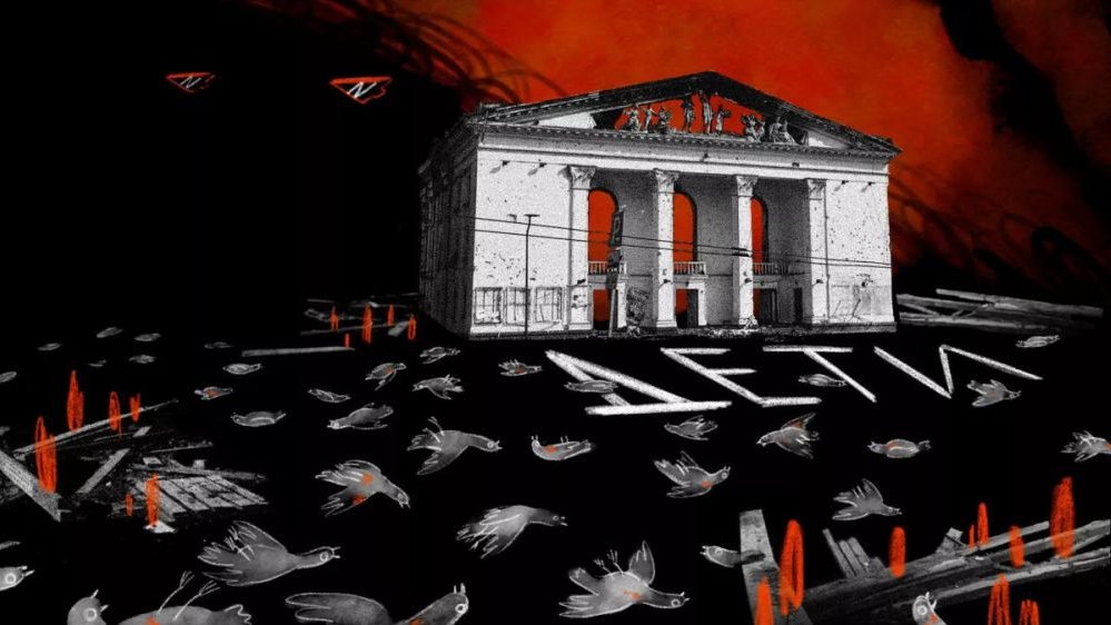 W centrum zrujnowana fasada zabytkowego budynku, leżą przed nim setki martwych gołębi. Tonacja czarno-czerwona.