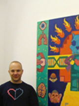 Mariusz Wilderman na tle swojej pracy