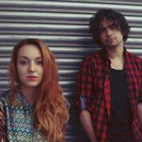 Martwa królowa wśród zwiędłych róż