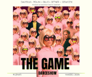 Widoczna wielokrotnie powielona postać młodej dziewczyny. Ma blond włosy, duże czarne okulary, ubrana jest w różowy golf. Wśród tych postaci widoczny mężczyzna i inna kobieta - wyróżniają się ciemnym strojemm.