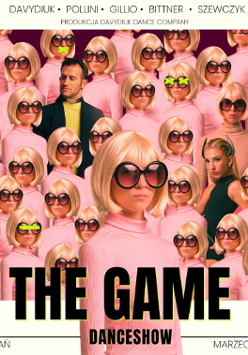 Widoczna wielokrotnie powielona postać młodej dziewczyny. Ma blond włosy, duże czarne okulary, ubrana jest w różowy golf. Wśród tych postaci widoczny mężczyzna i inna kobieta - wyróżniają się ciemnym strojemm.