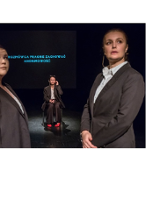 Na czarnym tle widoczna jest postać kobiety siedzącej na krześle, ubranej w białą bluzkę, brązową marynarkę i brązowe spodnie. Z przodu, przed nią, stoją naprzeciwko siebie dwie kobiety ubrane tak samo. Patrzą w obiektyw.