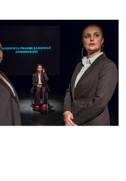 Na czarnym tle widoczna jest postać kobiety siedzącej na krześle, ubranej w białą bluzkę, brązową marynarkę i brązowe spodnie. Z przodu, przed nią, stoją naprzeciwko siebie dwie kobiety ubrane tak samo. Patrzą w obiektyw.