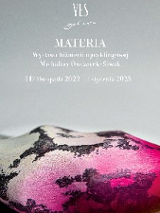 Obrazek przedstawia plakat promujący wystawę biżuterii upcyklingowej Michaliny Owczarek-Siwak. Oprócz informacji dotyczących wydarzenia, widać na nim jeden z przedmiotów wykonanych przez artystkę.