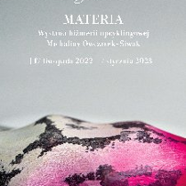 Obrazek przedstawia plakat promujący wystawę biżuterii upcyklingowej Michaliny Owczarek-Siwak. Oprócz informacji dotyczących wydarzenia, widać na nim jeden z przedmiotów wykonanych przez artystkę.