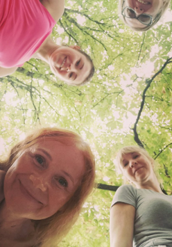 Na zdjęciu ludzi patrzą na ciebie.