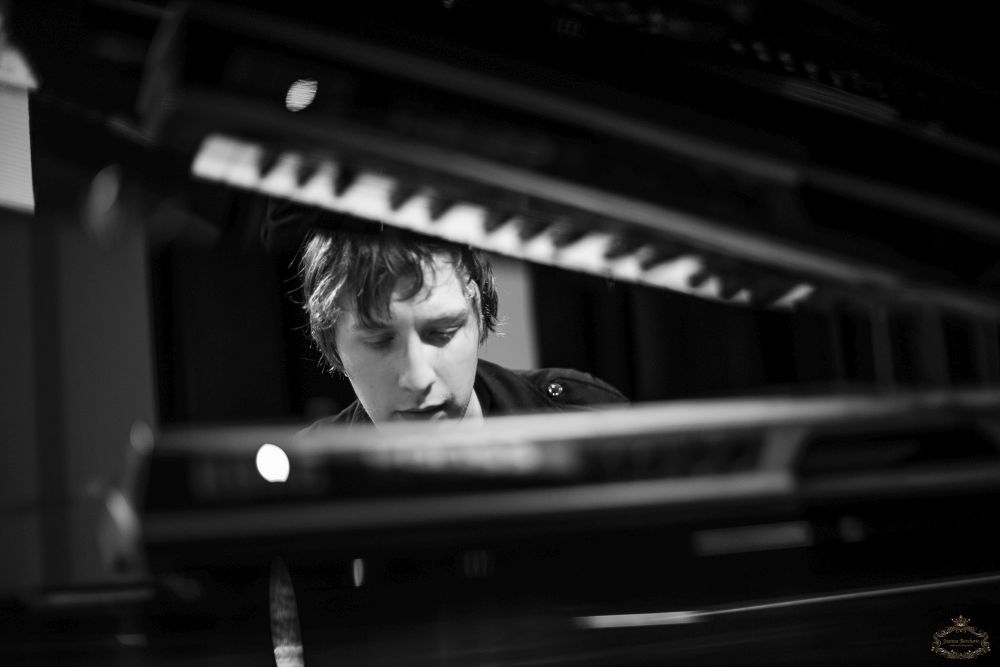 Mężczyzna przegląda się w lustrze, u dołu lustra płonie ogień.