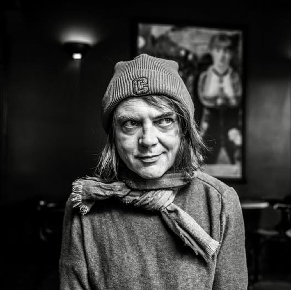 Mężczyzna w czapce i szaliku.