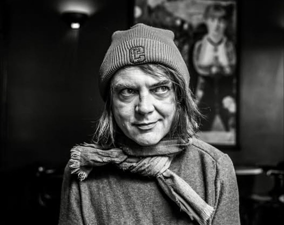 Mężczyzna w czapce i szaliku.