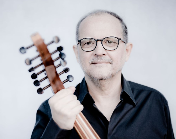 Mężczyzna w okularach z instrumentem.