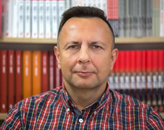 Mężczyzna w średnim wieku, w kraciastej koszuli.