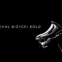 Na czarnym tle fragmnet saksofonu, oraz napis Michał Giżycki solo.
