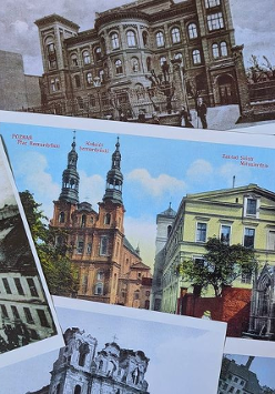 Zdjęcie przedstawia kolekcję pocztówek poukładanych na powierzchni. Te pocztówki prezentują różne sceny architektoniczne, w tym stare budynki, kościoły i panoramy miasta. Pocztówki różnią się tonacją kolorystyczną, niektóre są w sepii, sugerując starszy charakter, podczas gdy inne są kolorowe, co może wskazywać na bardziej niedawne wydanie. Obrazy na pocztówkach mają historyczne i kulturowe znaczenie, stanowiąc migawkę dziedzictwa architektonicznego z różnych okresów.