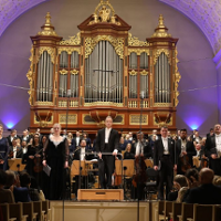 Między sacrum a operą