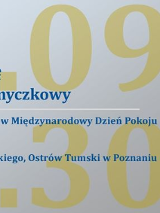 Na obrazku widać dużo tekstu na szarym tle. Z boku znajduje się trio z instrumentami smyczkowymi.