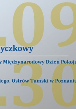 Na obrazku widać dużo tekstu na szarym tle. Z boku znajduje się trio z instrumentami smyczkowymi.
