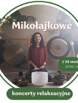 Kobieta, która gra na misach i gongach.