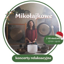 Kobieta, która gra na misach i gongach.